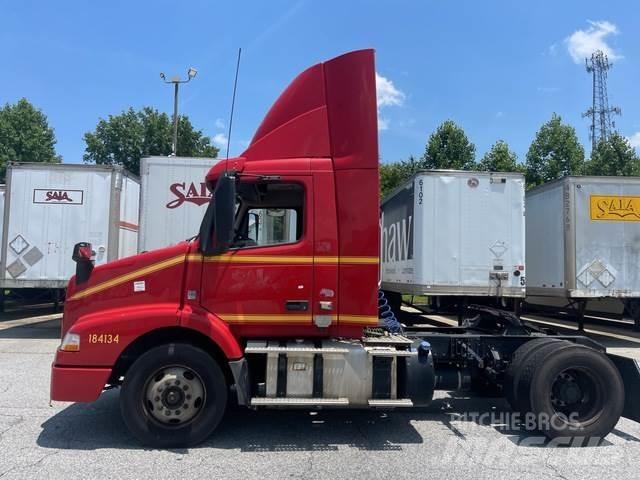 Volvo VNM42T 牵引车
