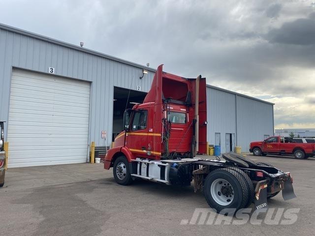 Volvo VNM42T 牵引车