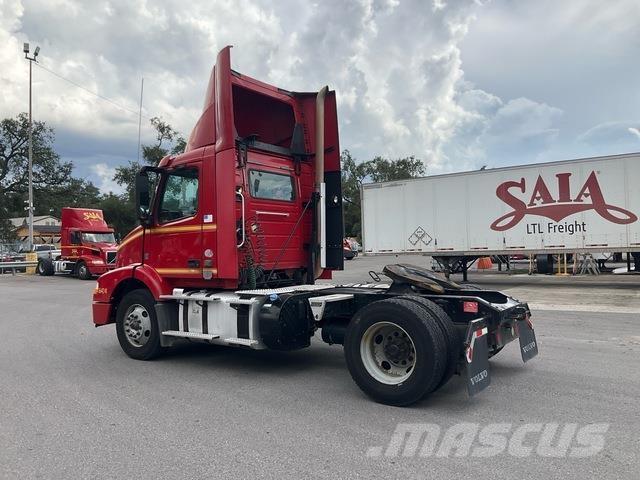 Volvo VNM42T 牵引车