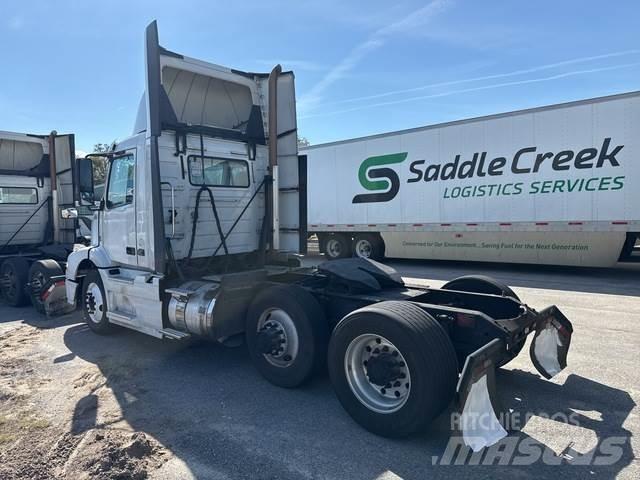 Volvo VNM64T 牵引车