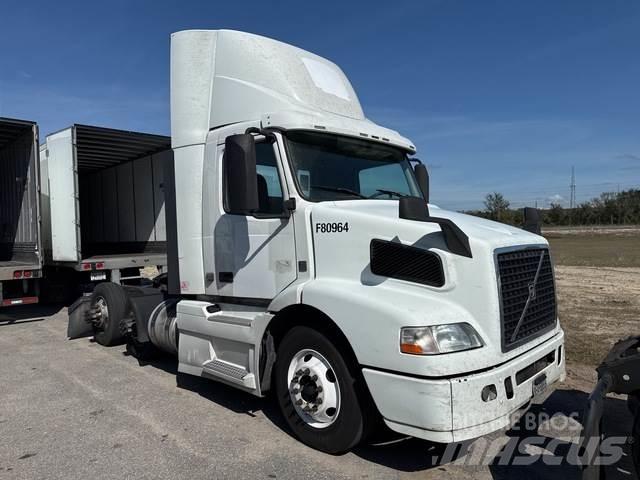 Volvo VNM64T 牵引车