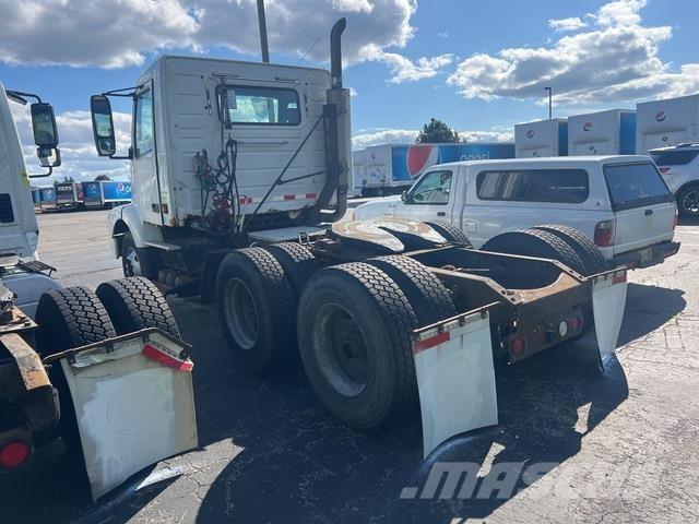 Volvo VNM64T 牵引车