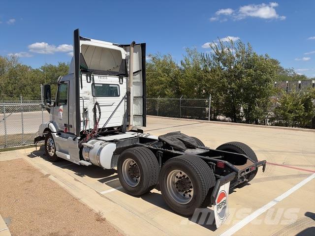 Volvo VNM64T 牵引车