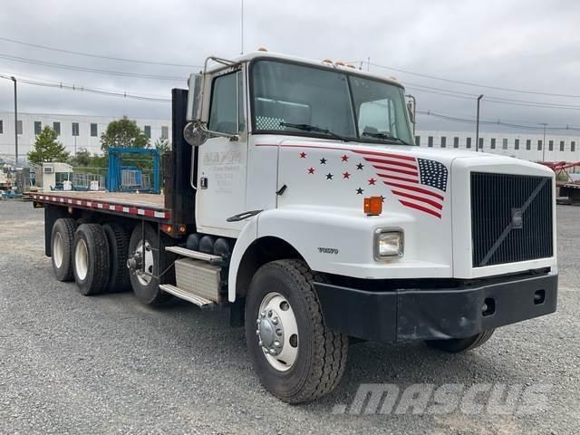 Volvo WG 平板栏板货车
