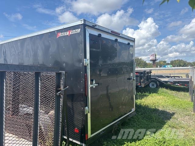 Wells Cargo  厢式拖车