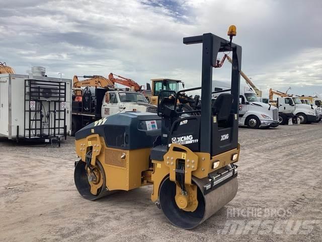 XCMG XMR303S 双轮压路机