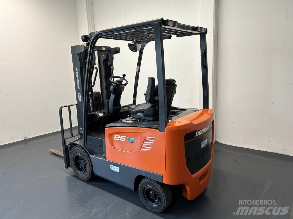 Doosan B25S-7 电动叉车