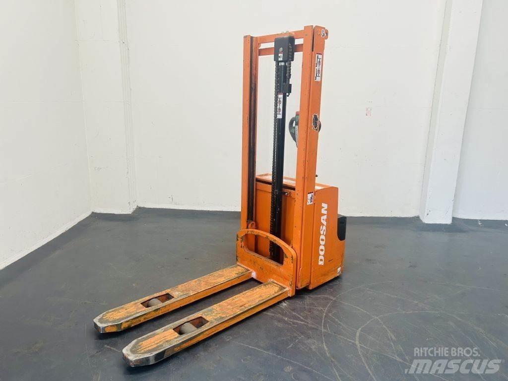 Doosan LEDS12.5C 手推堆垛车