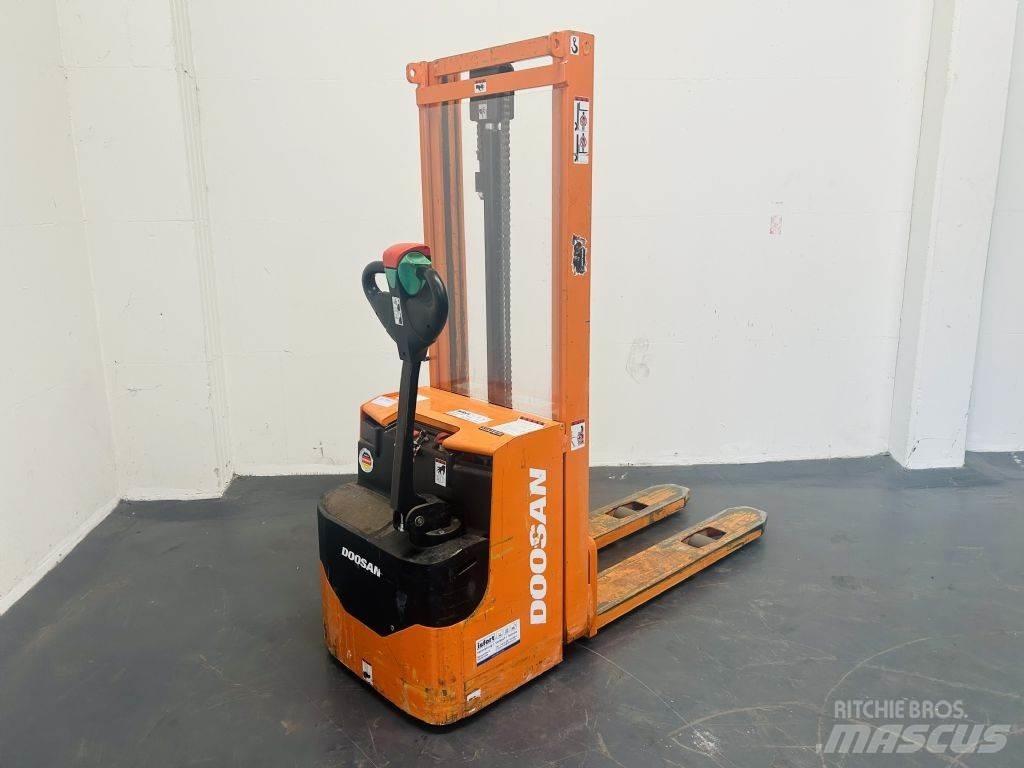 Doosan LEDS12.5C 手推堆垛车