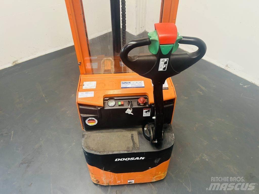 Doosan LEDS12.5C 手推堆垛车