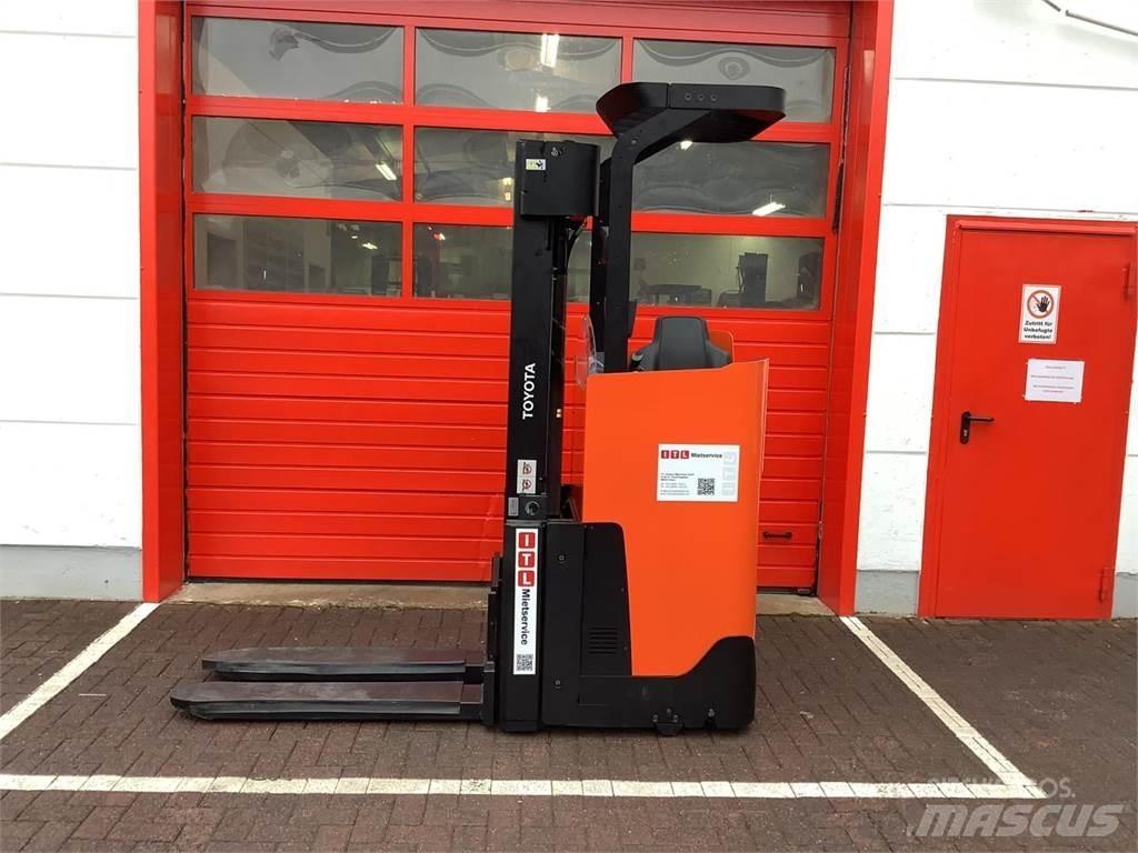 Toyota SSI160LN 手推堆垛车