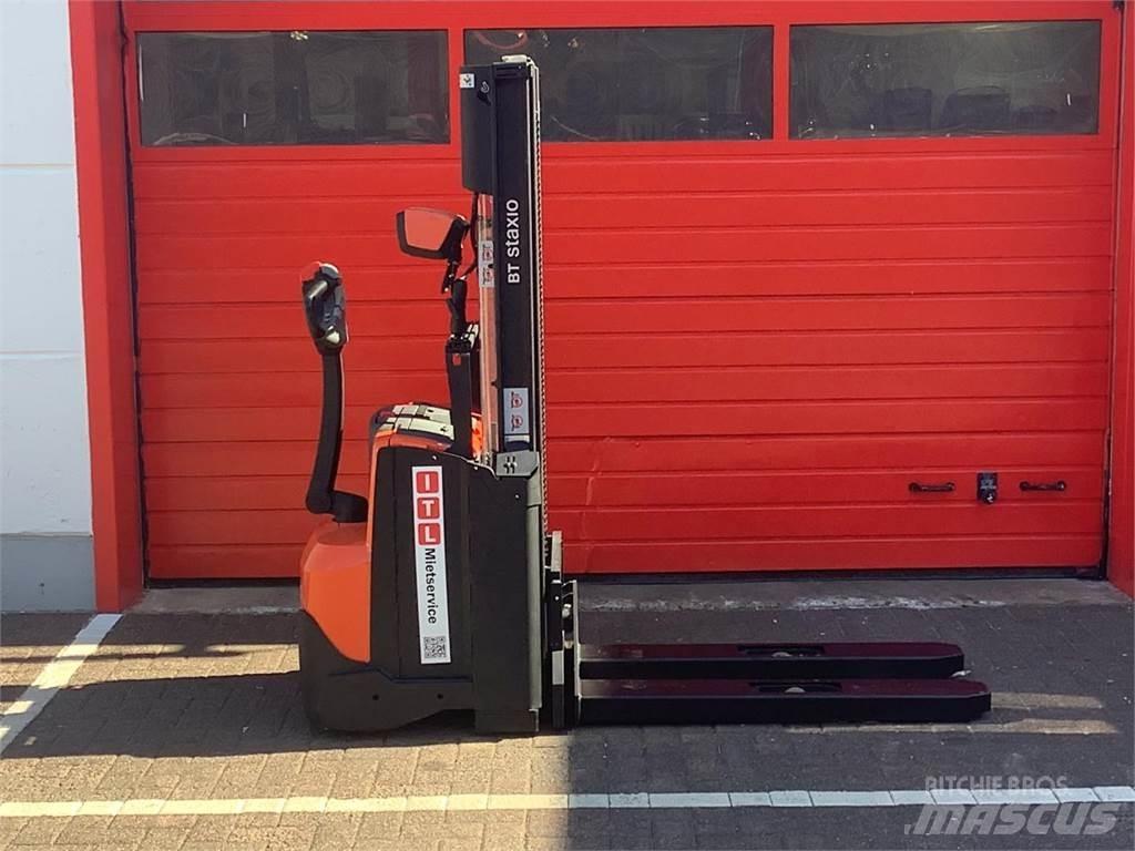 Toyota SWE100 手推堆垛车