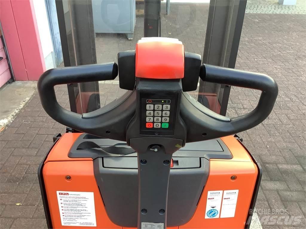 Toyota SWE120 手推堆垛车