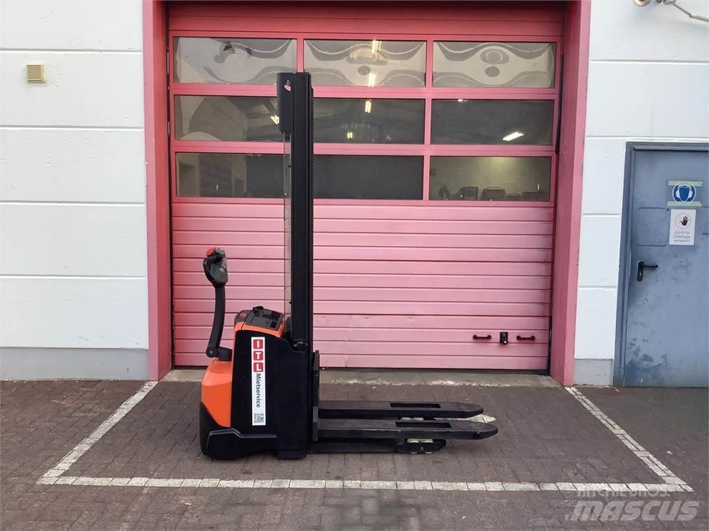 Toyota SWE120 手推堆垛车