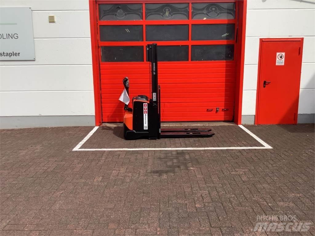 Toyota SWE120 手推堆垛车