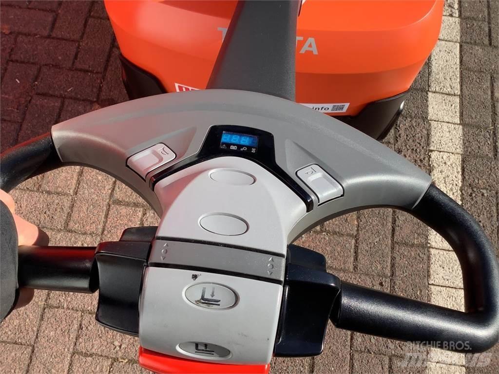 Toyota SWE120 手推堆垛车