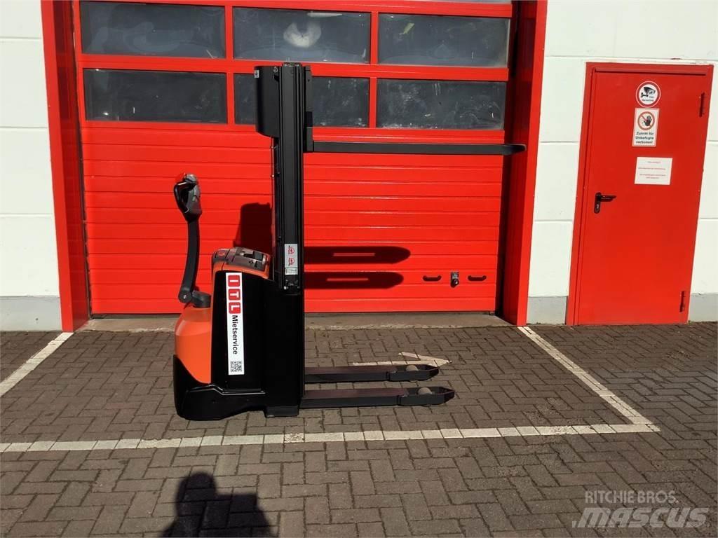 Toyota SWE120 手推堆垛车