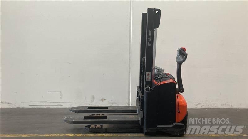 Toyota SWE120 手推堆垛车
