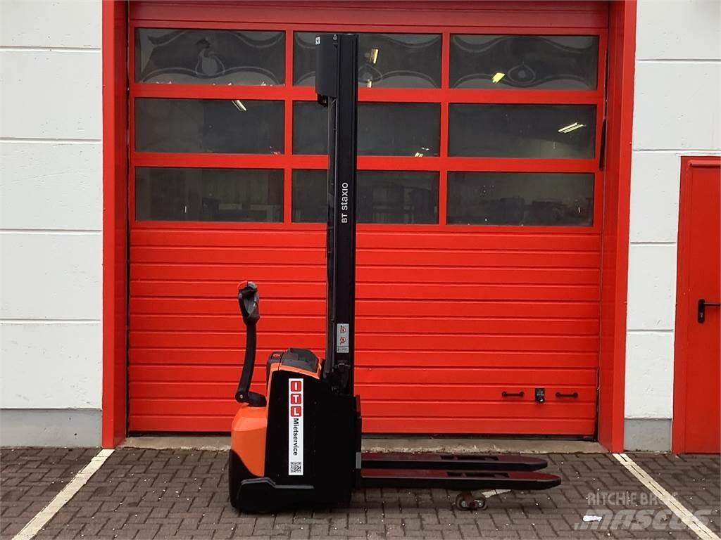 Toyota SWE120L 手推堆垛车