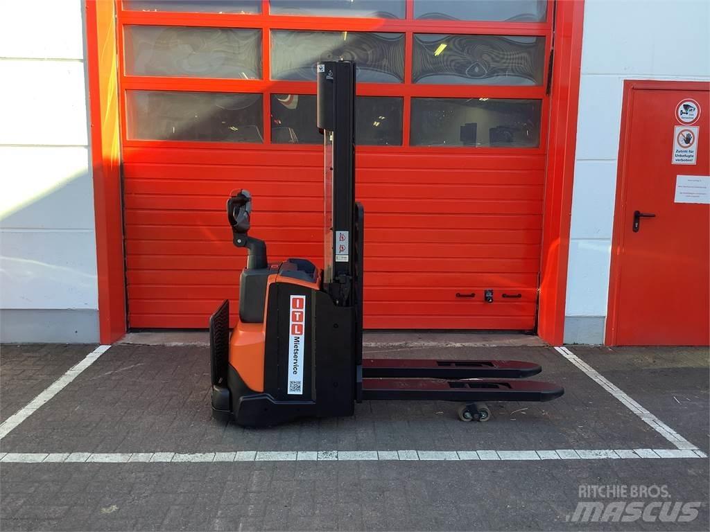 Toyota SWE120L 手推堆垛车