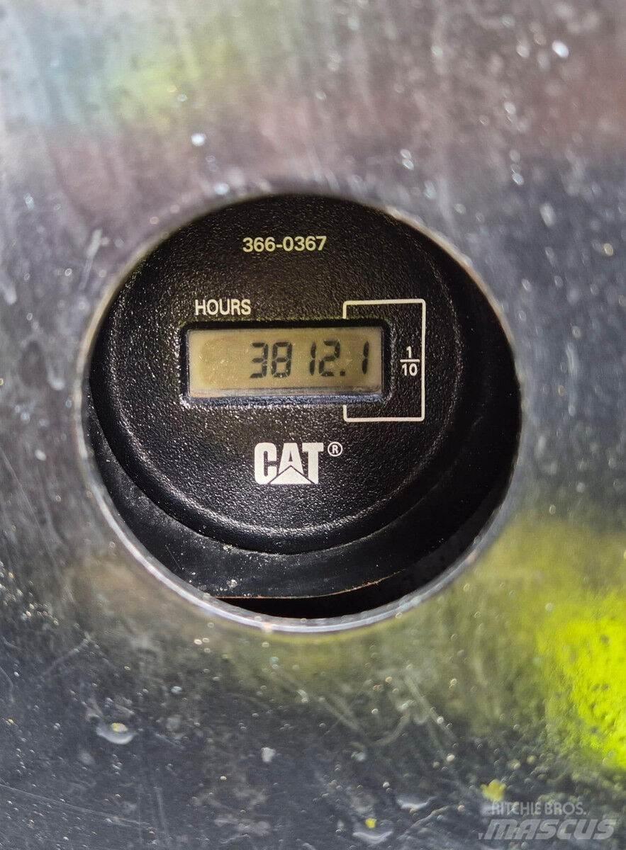 CAT 305E2 中型挖掘机