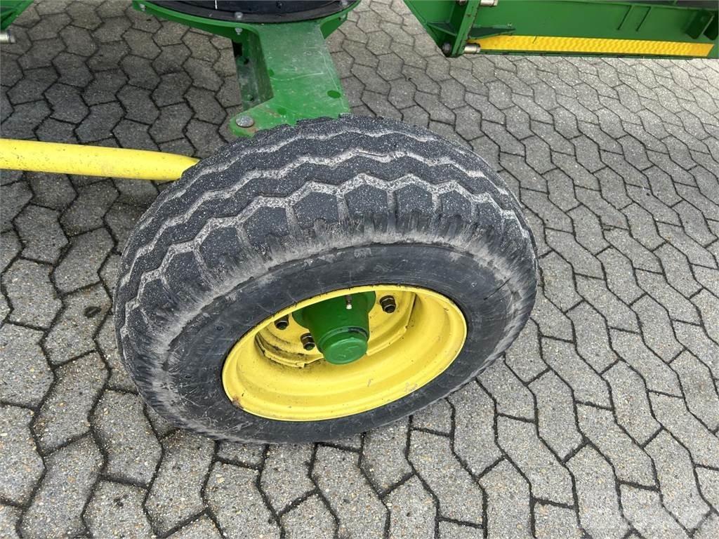 John Deere 640D 联合收割机头