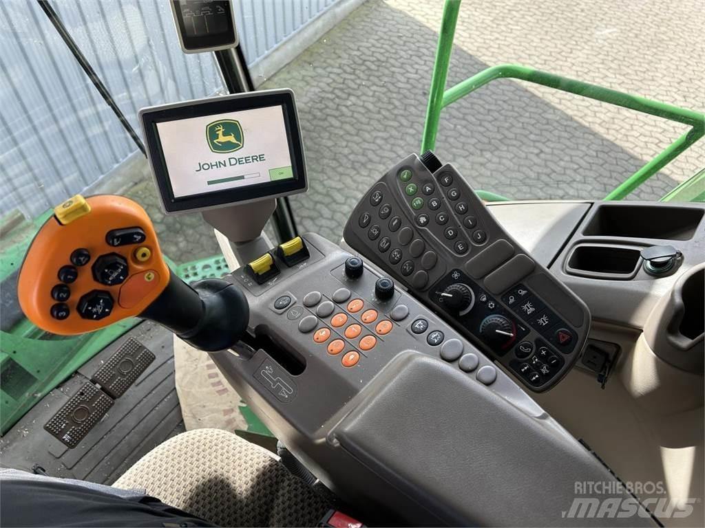 John Deere S690 联合收割机