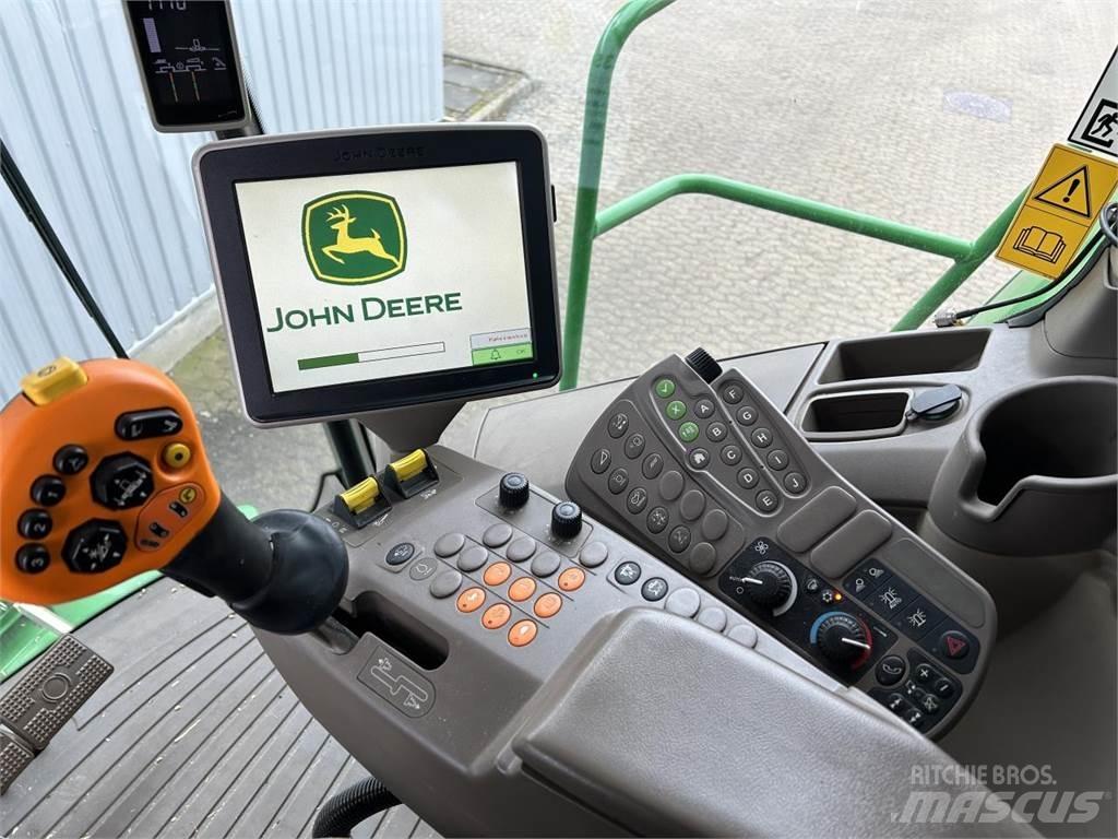 John Deere S690 联合收割机