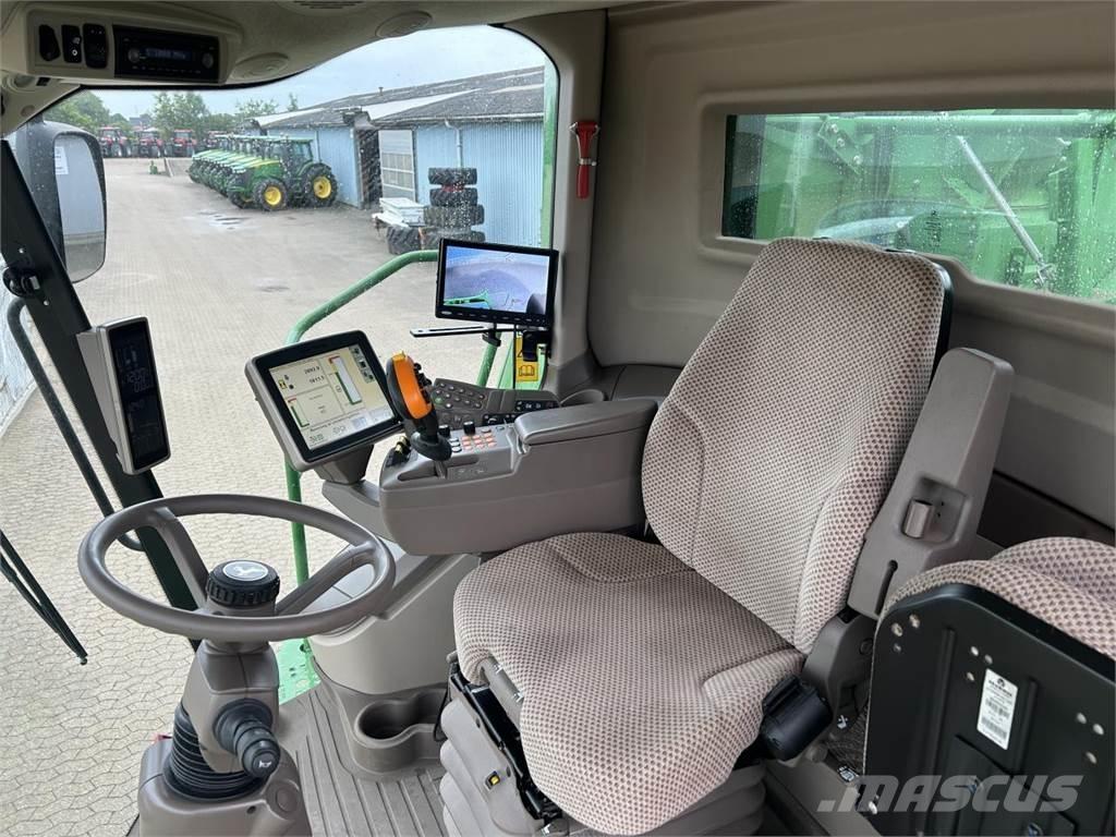John Deere S690 联合收割机