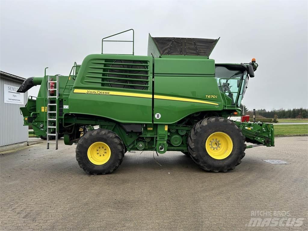 John Deere T670 联合收割机