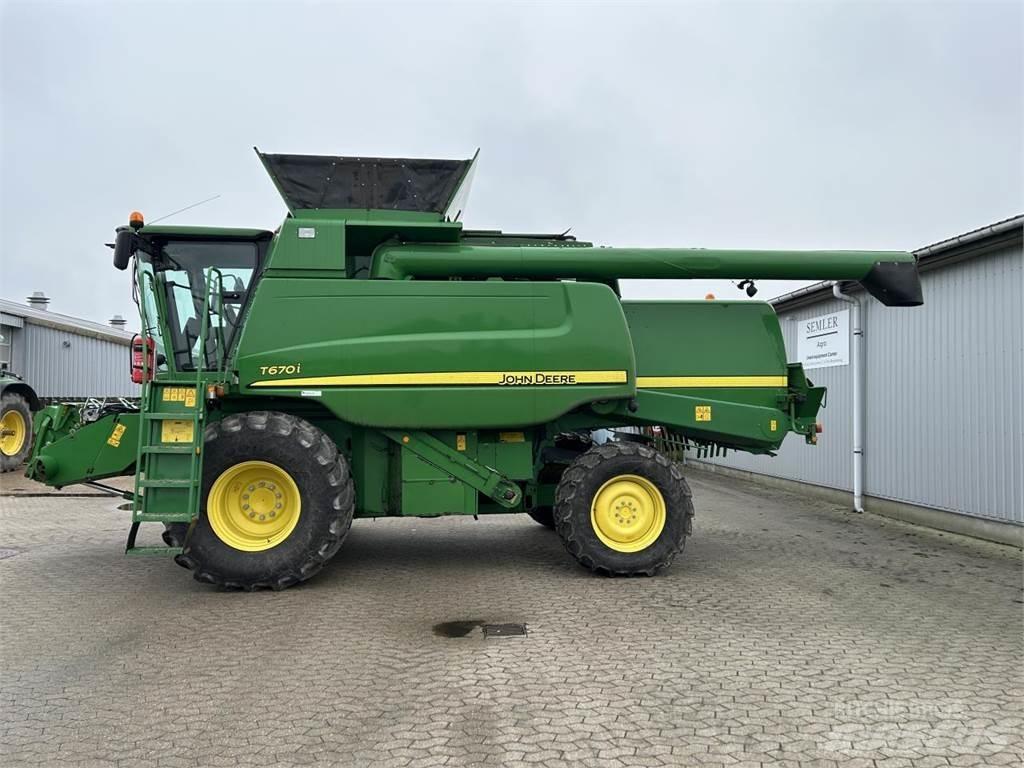 John Deere T670 联合收割机