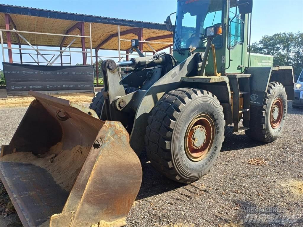 Komatsu WA270 轮式装载机