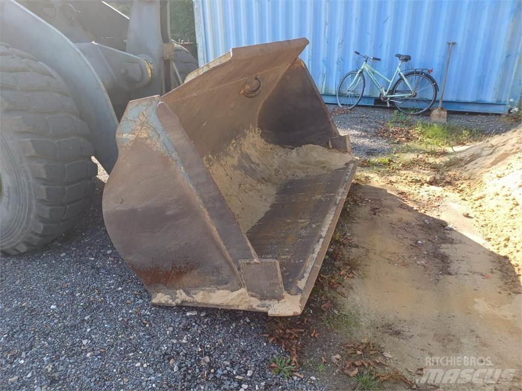 Komatsu WA270 轮式装载机