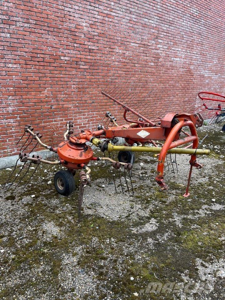 Kuhn GSR 25 N 犁耙和摊草机