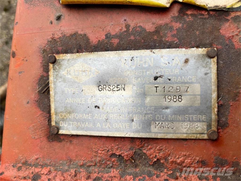 Kuhn GSR 25 N 犁耙和摊草机