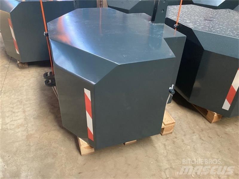  - - -  1800 KG 前配重块