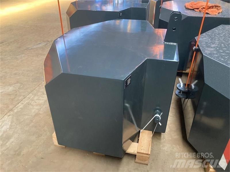  - - -  1800 KG 前配重块