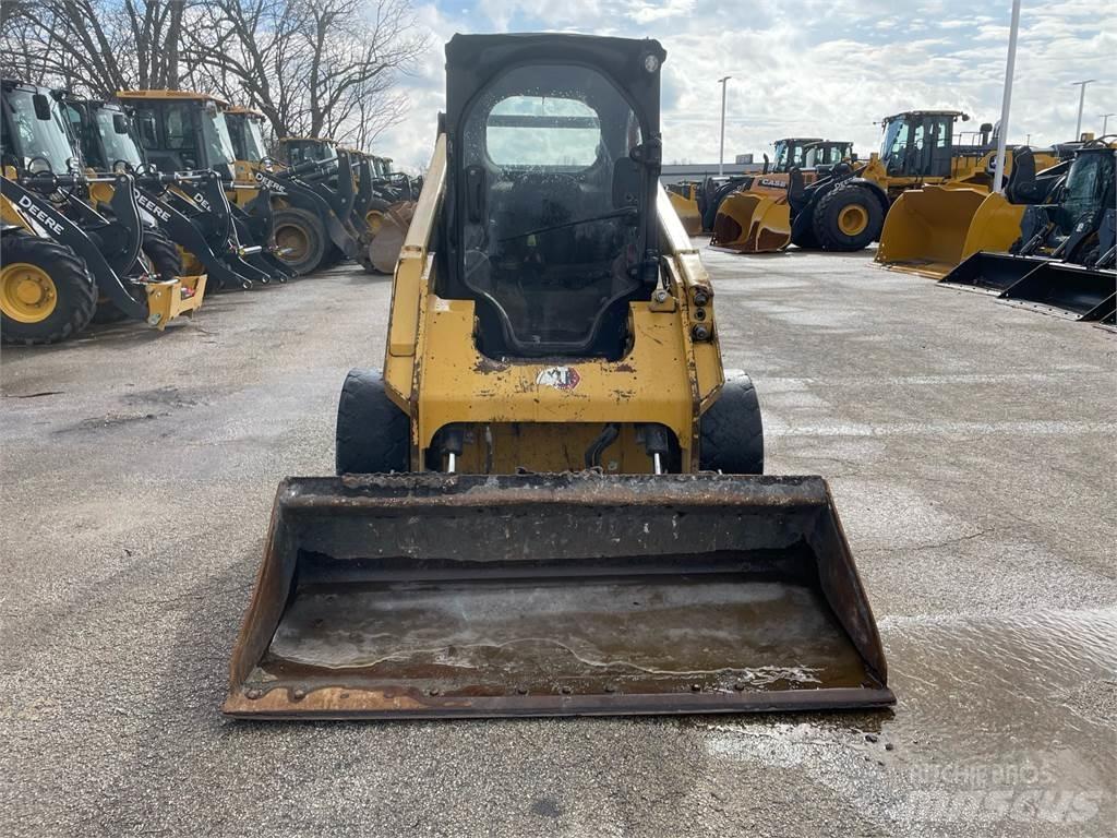 CAT 262D3 滑移装载机