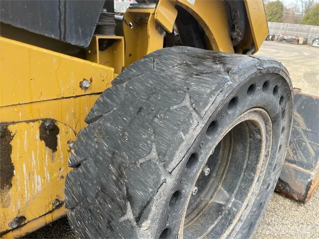 CAT 262D3 滑移装载机