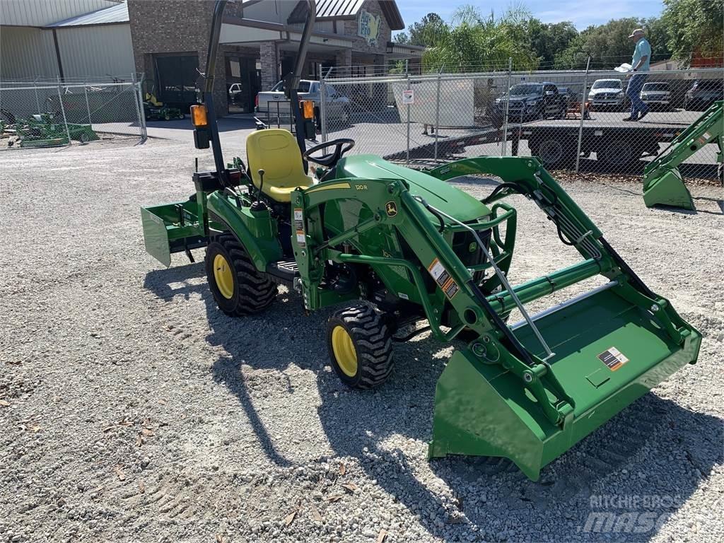 John Deere 1023E 小型拖拉机