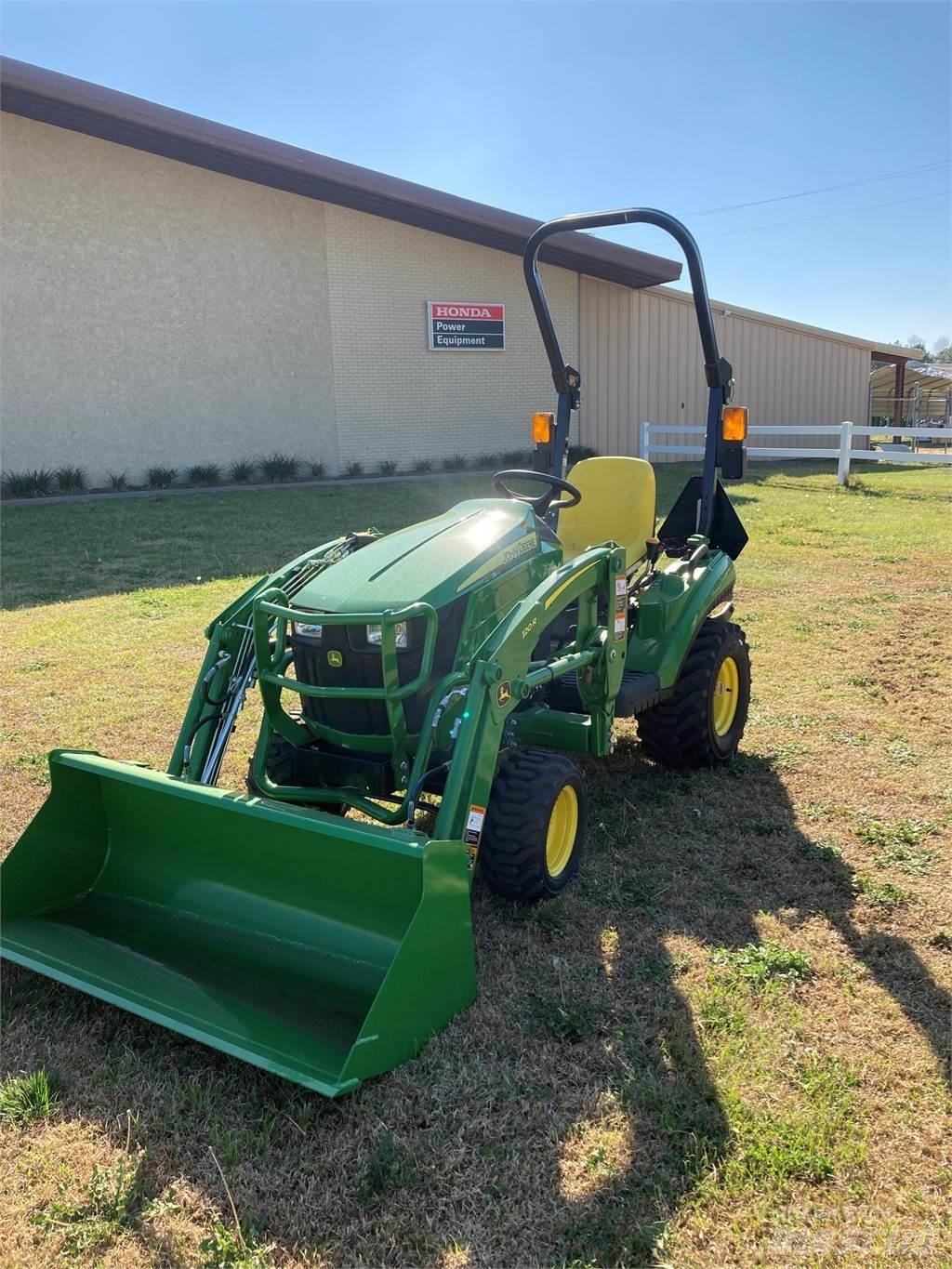 John Deere 1023E 小型拖拉机