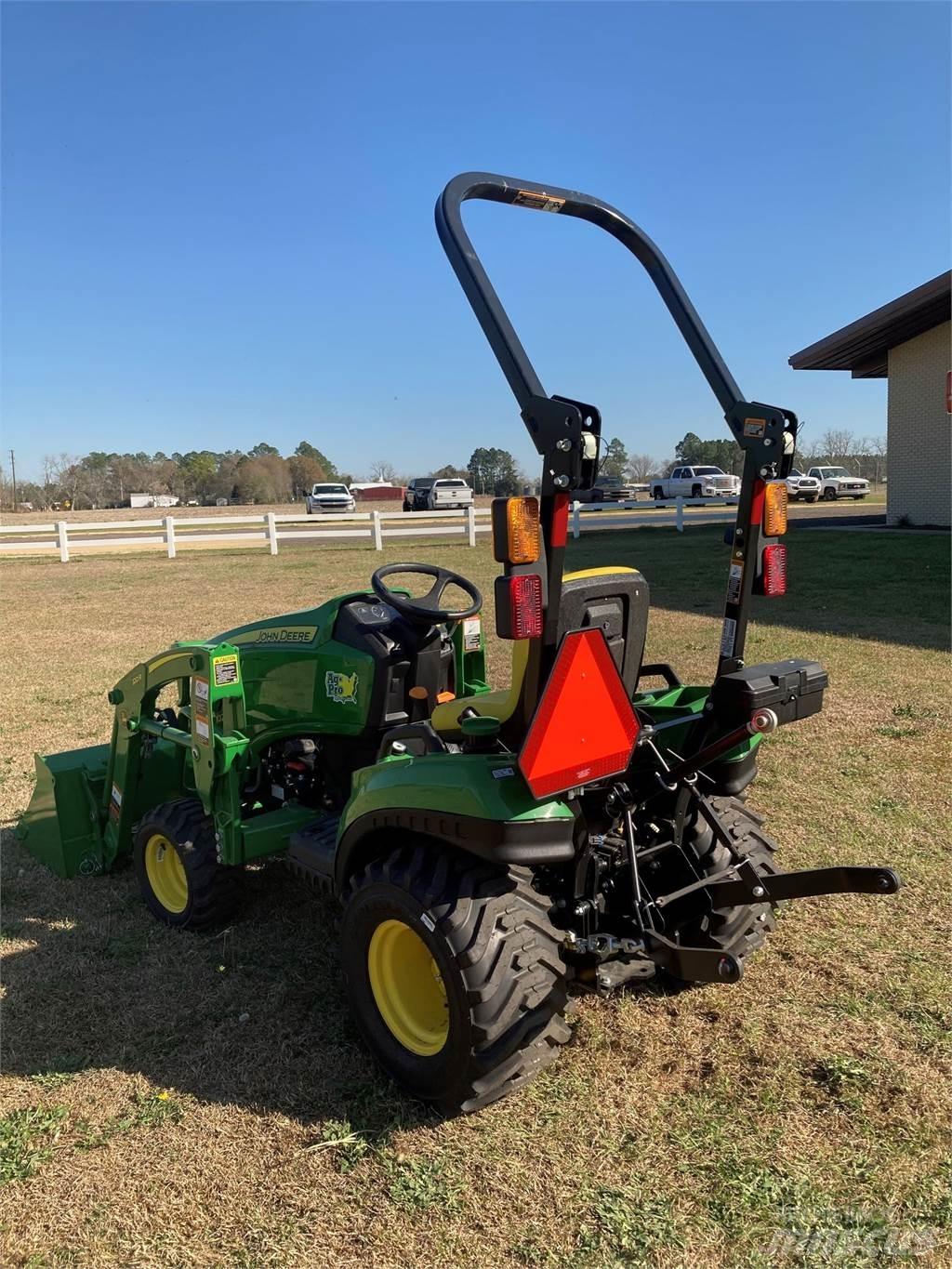 John Deere 1023E 小型拖拉机