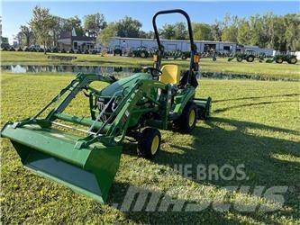John Deere 1023E 小型拖拉机