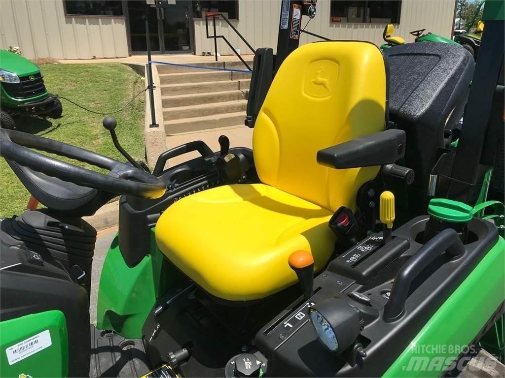 John Deere 2025R 小型拖拉机