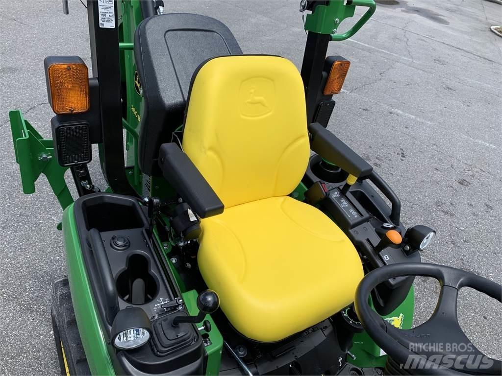 John Deere 2025R 小型拖拉机