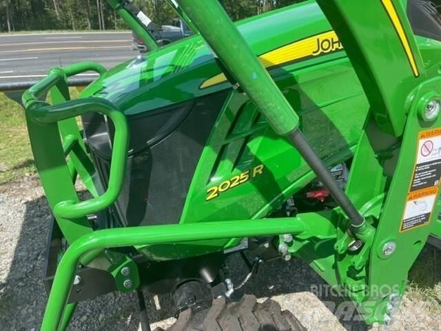 John Deere 2025R 小型拖拉机
