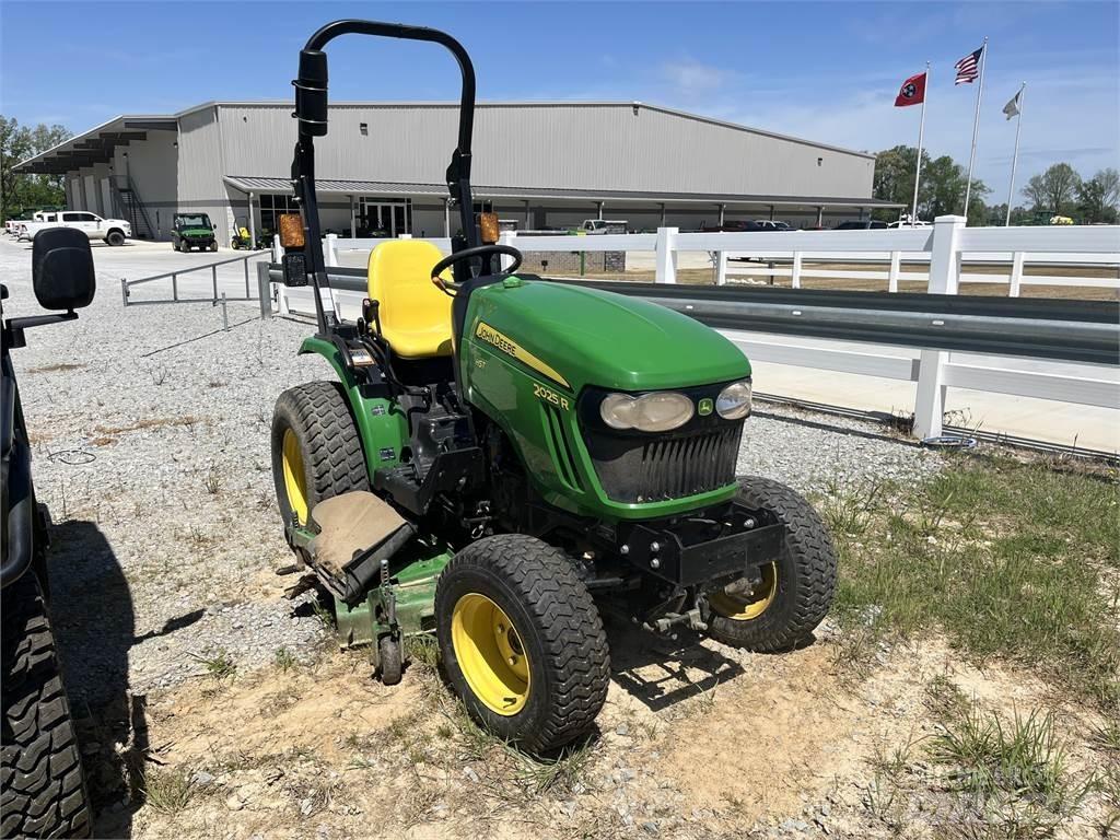 John Deere 2025R 小型拖拉机