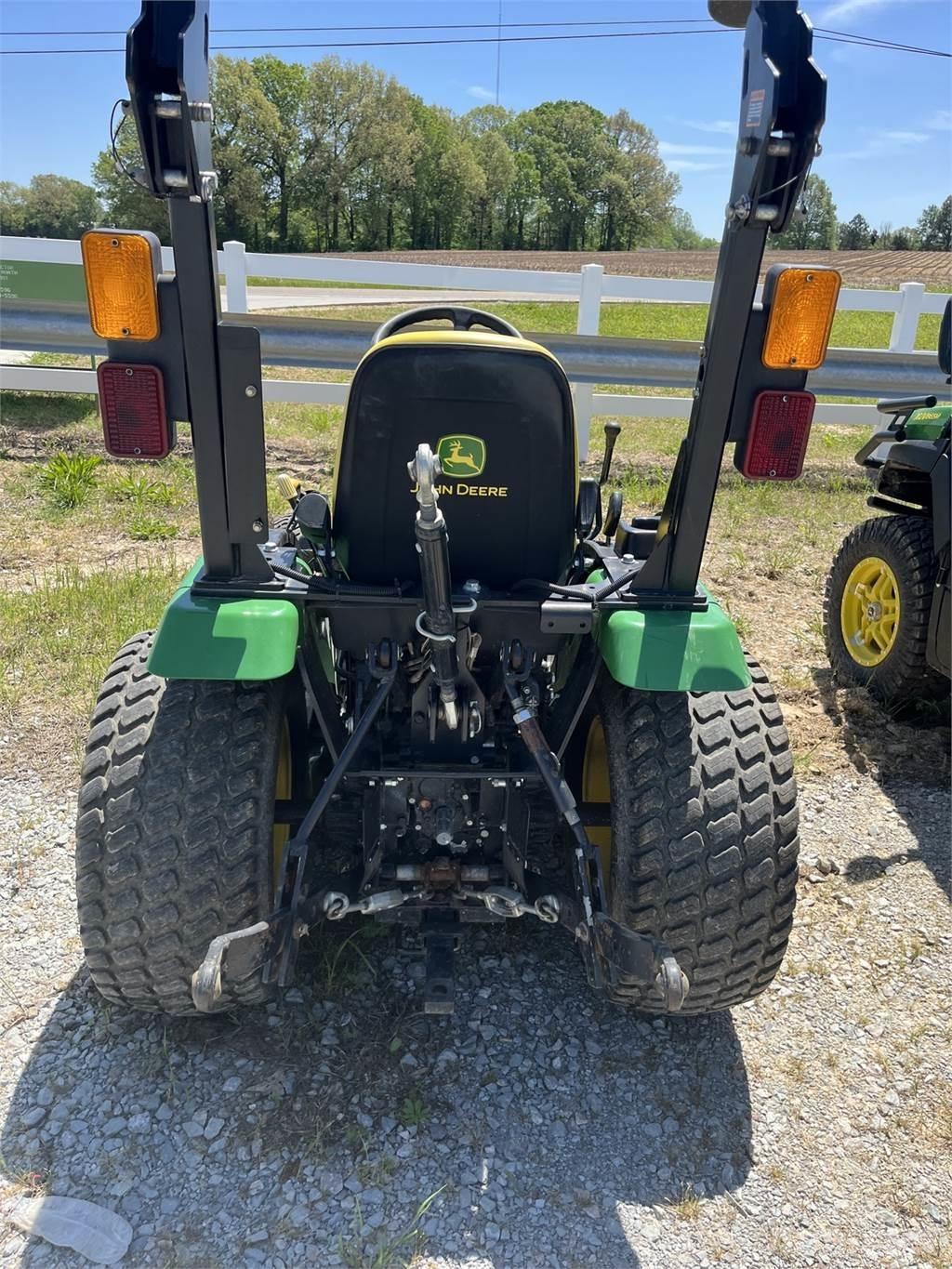 John Deere 2025R 小型拖拉机