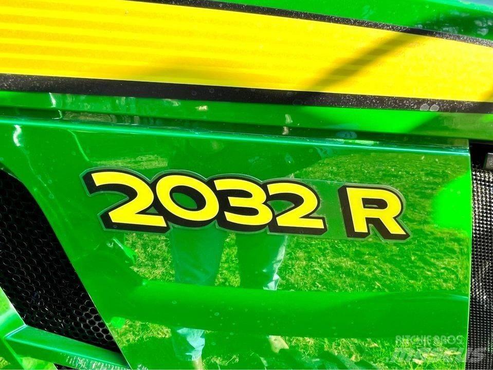 John Deere 2032R 小型拖拉机