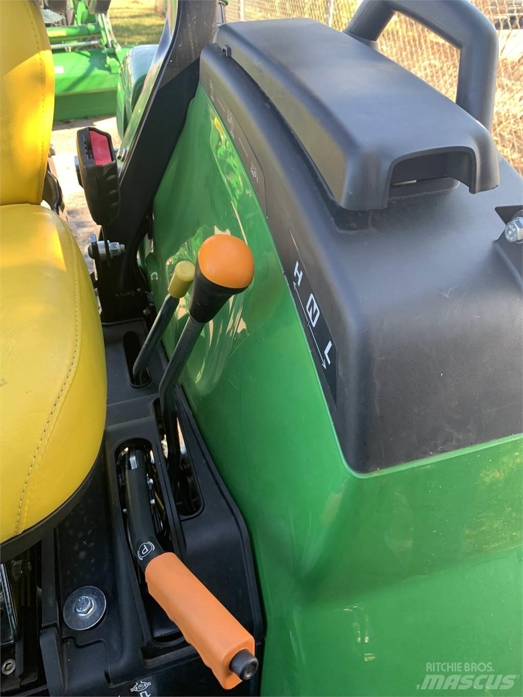 John Deere 2038R 小型拖拉机